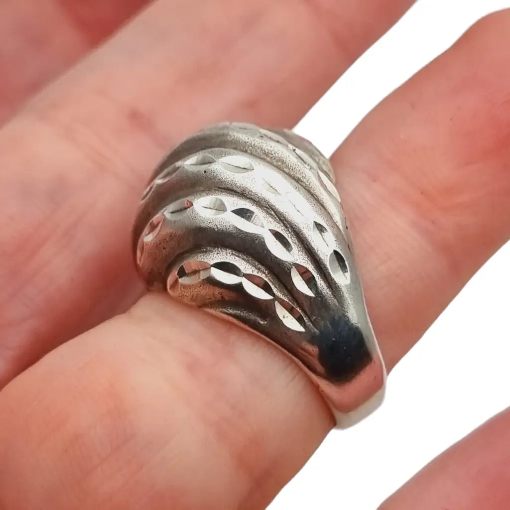 Anillo vintage de plata primera ley acabado texturizado marca sslg.