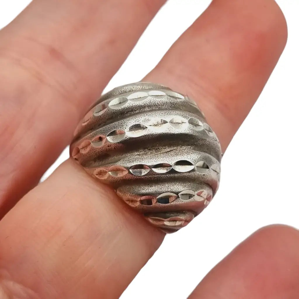 Anillo vintage de plata primera ley acabado texturizado marca sslg.