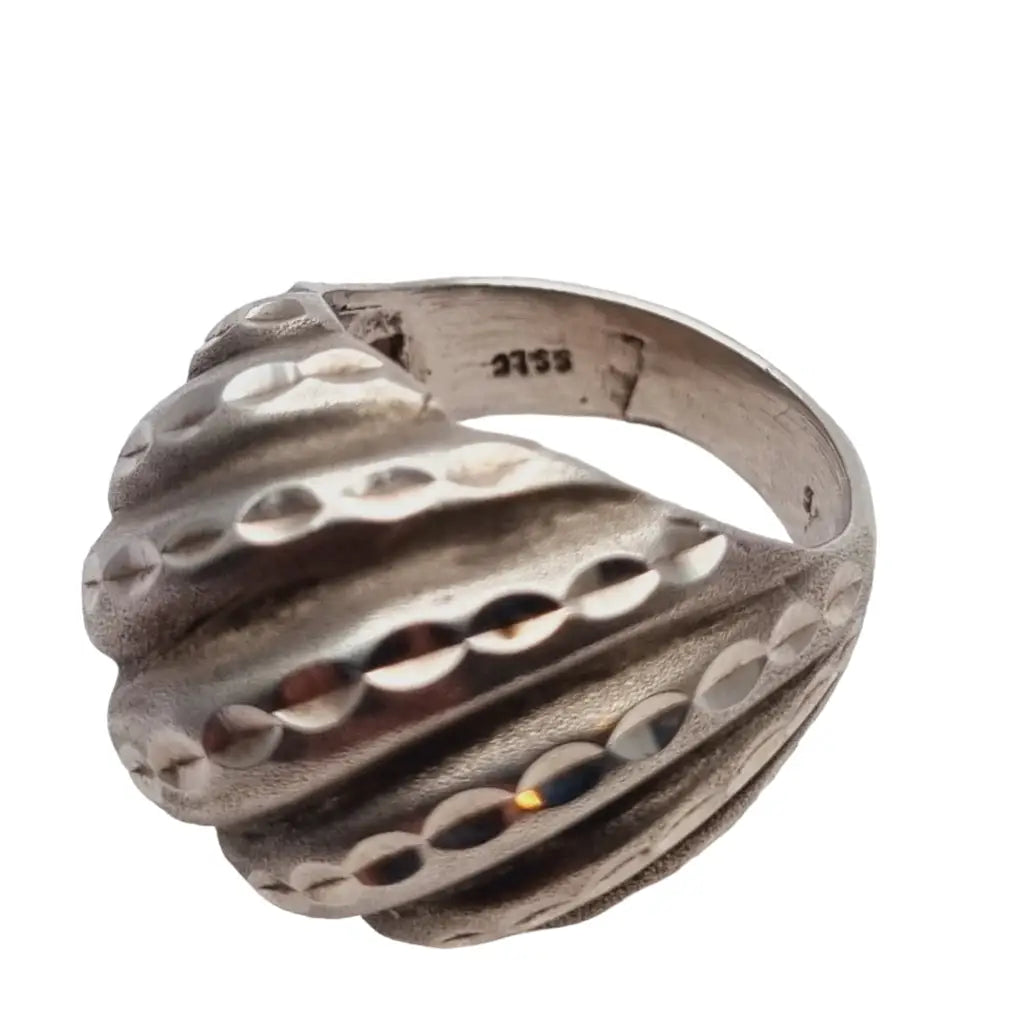 Anillo vintage de plata primera ley acabado texturizado marca sslg.