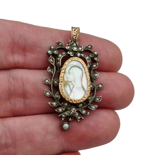 Antigua medalla virgen religiosa modernista en plata oro perlas y nácar 1920.