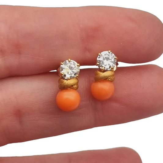 Pendientes vintage ’tu y yo’ en tono dorado perla coral con circonitas