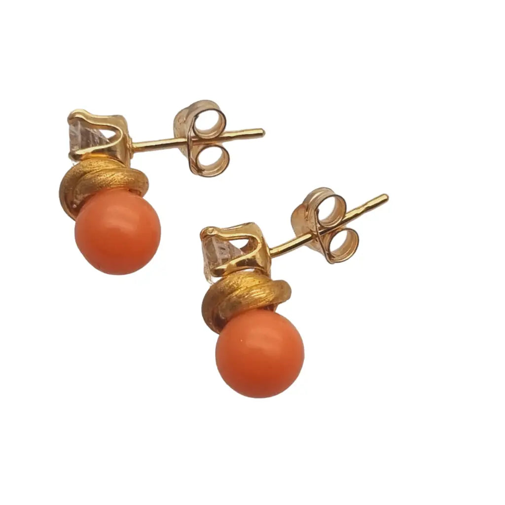Pendientes vintage ’tu y yo’ en tono dorado perla coral con circonitas 80s.