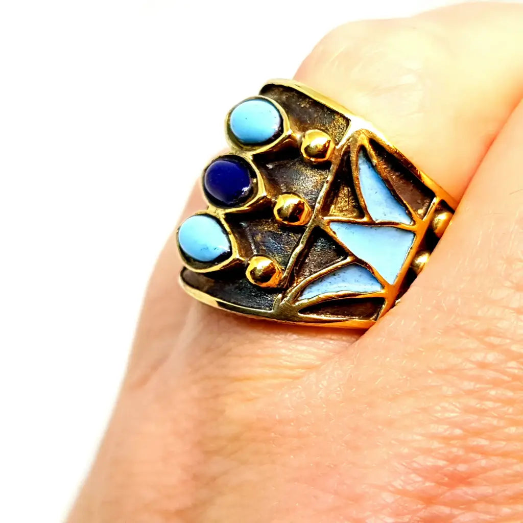 Anillo alen dione de plata y esmalte ajustable estilo modernista.