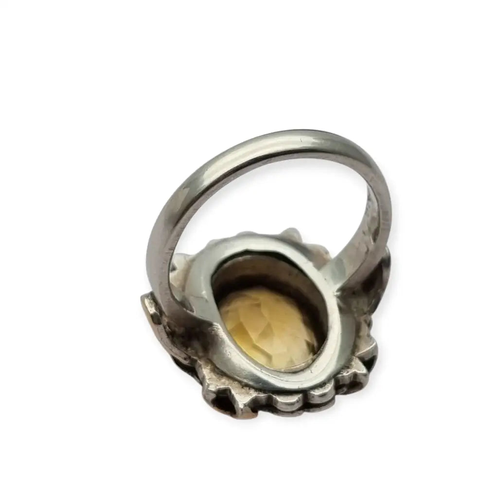Anillo Art Déco en plata y oro con gema de efecto citrino circa 1940 escuela