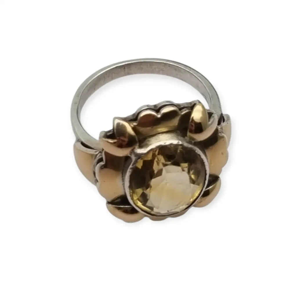 Anillo Art Déco en plata y oro con gema de efecto citrino circa 1940 escuela