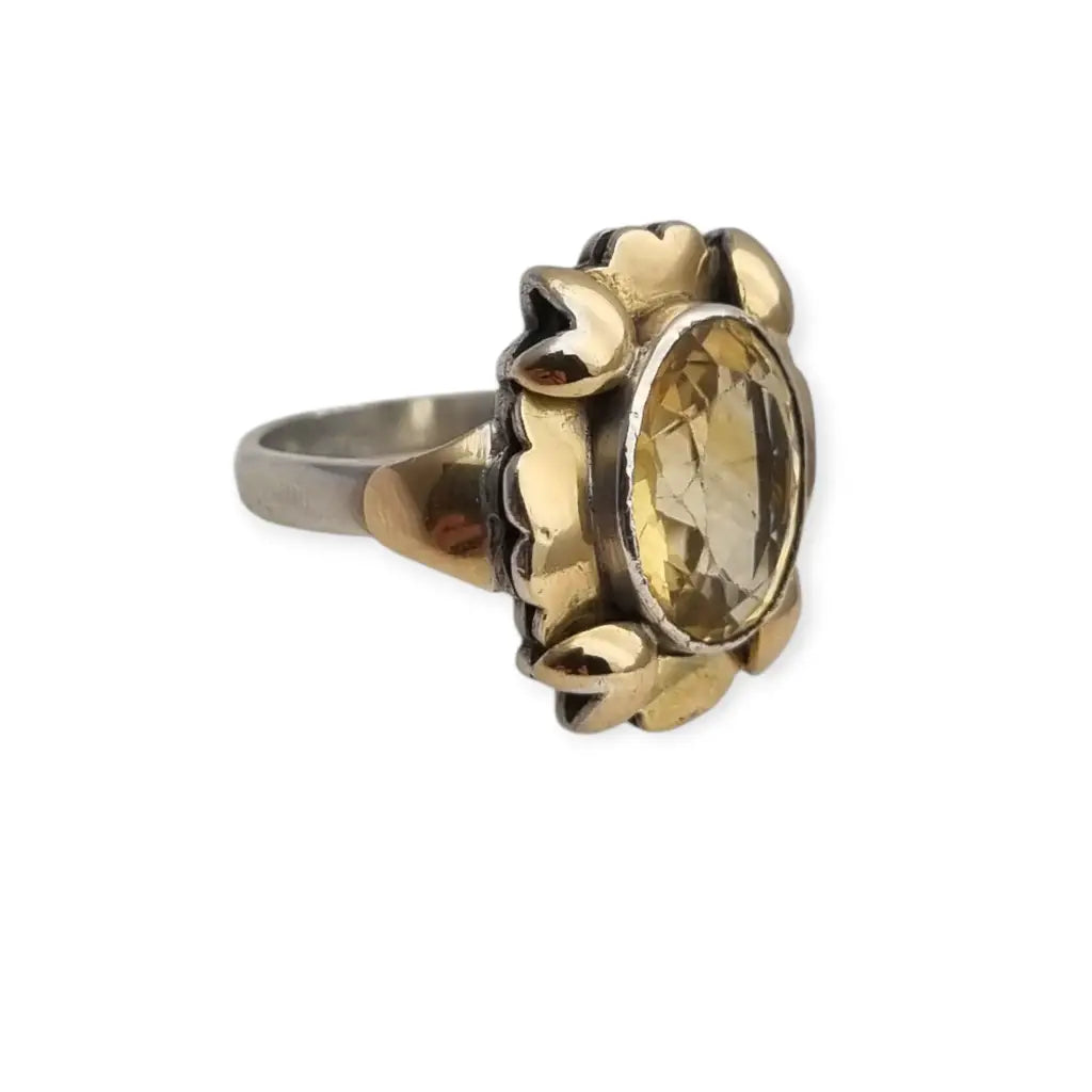 Anillo Art Déco en plata y oro con gema de efecto citrino circa 1940 escuela