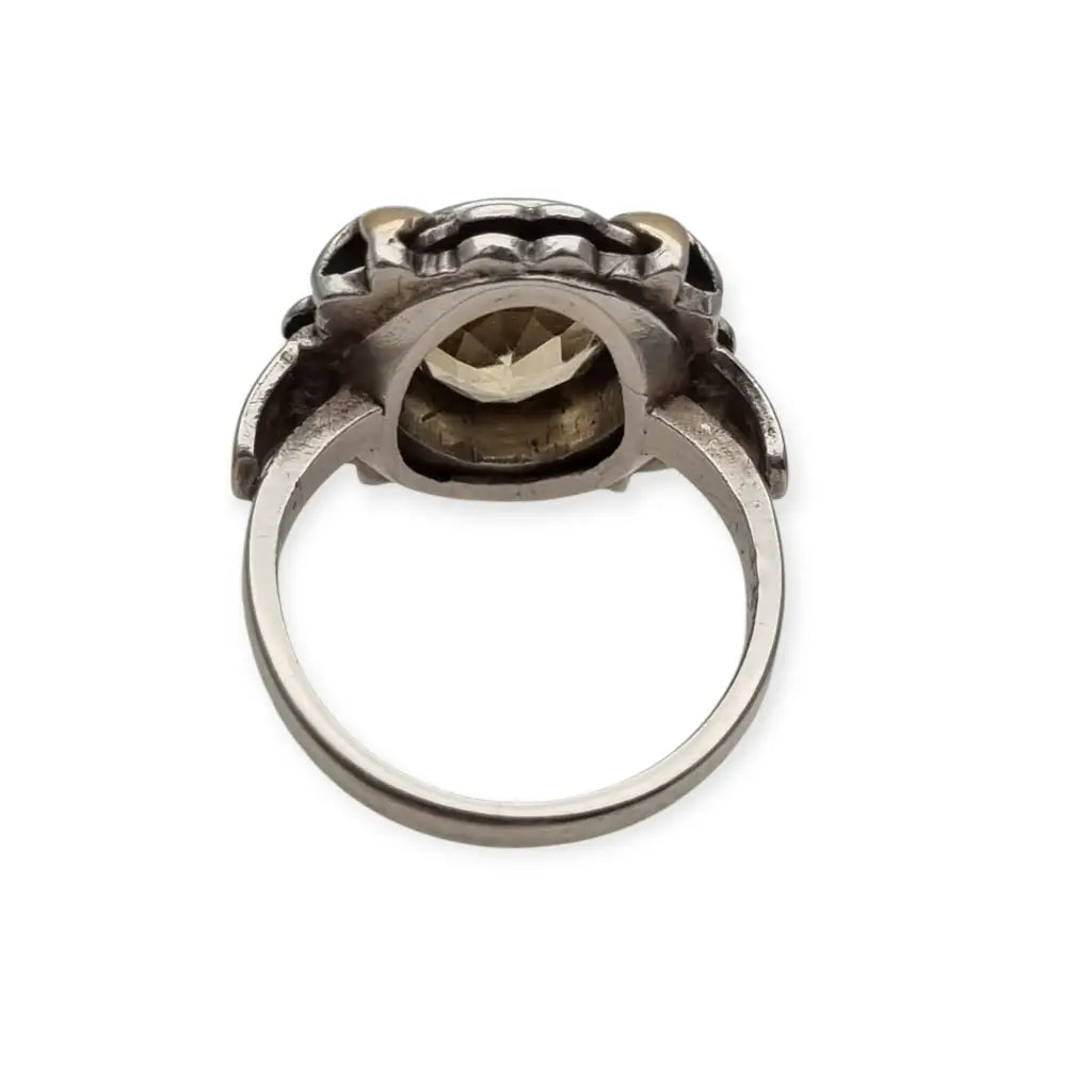Anillo Art Déco en plata y oro con gema de efecto citrino circa 1940 escuela