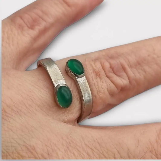 Anillo boho en plata española con cabujón de calcedonia verde diseño abierto