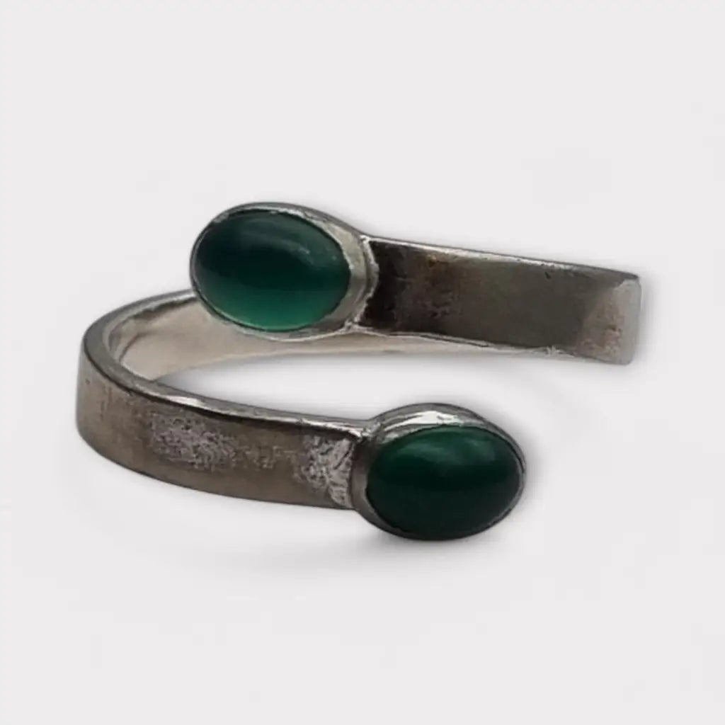 Anillo boho en plata española con cabujón de calcedonia verde diseño abierto