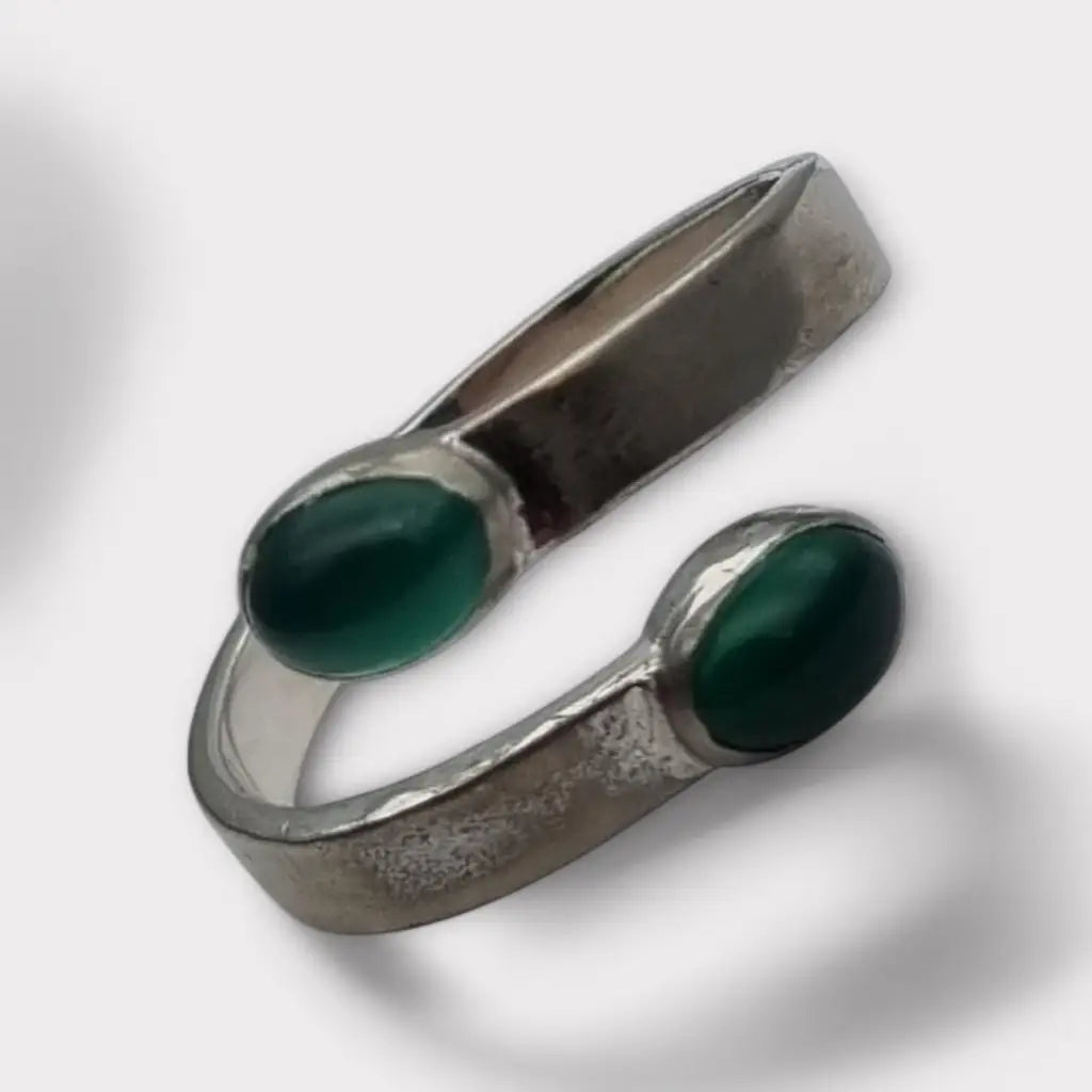 Anillo boho en plata española con cabujón de calcedonia verde diseño abierto