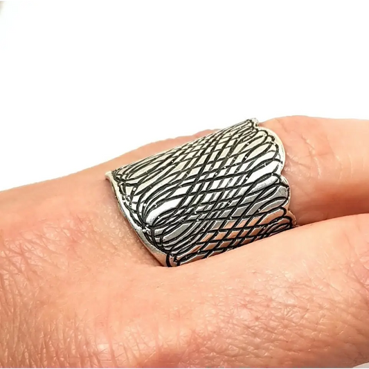 Anillo brutalista de plata ancho ajustable 1990 Joyería antigua y vintage.
