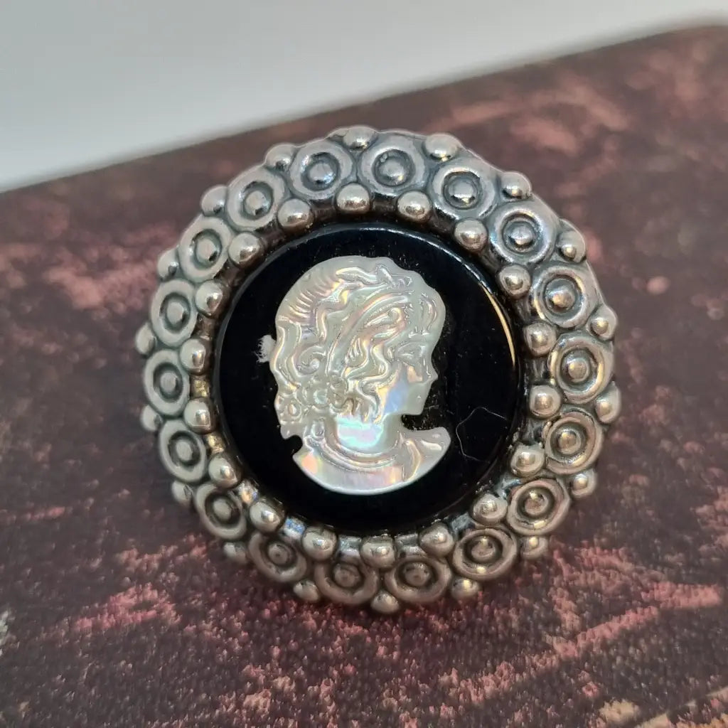 Anillo camafeo de plata con nácar y ónix joyería vintage. Años 90. Cultura