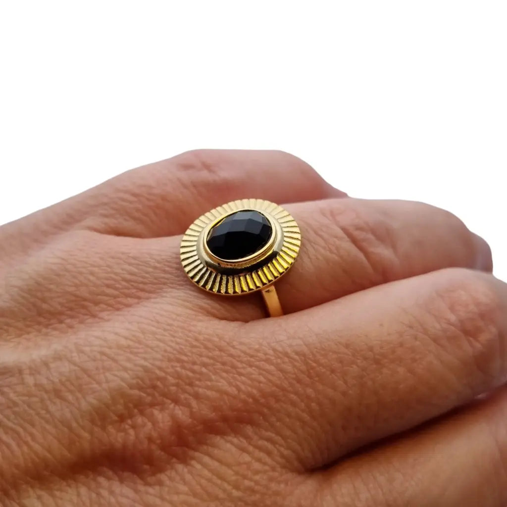 Anillo vintage con piedra en plata de ley dorada.