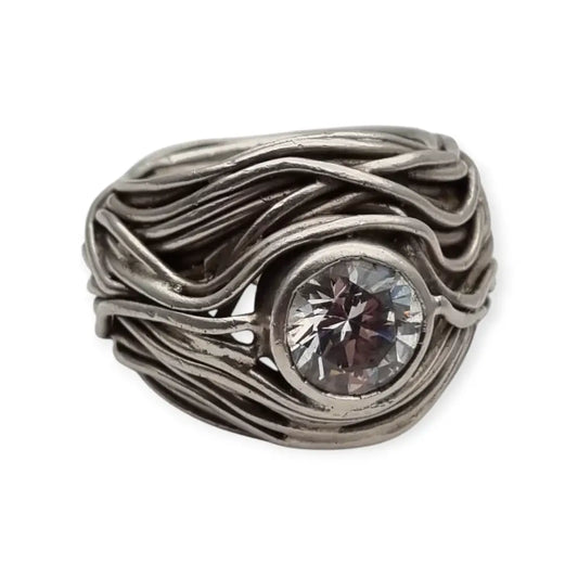 Anillo escultural brutalista en plata con circonita 90s diseño orgánico