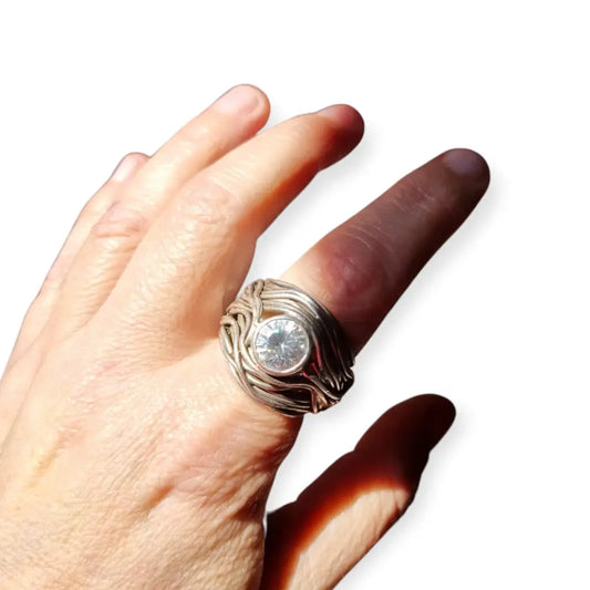 Anillo escultural brutalista en plata con circonita 90s diseño orgánico