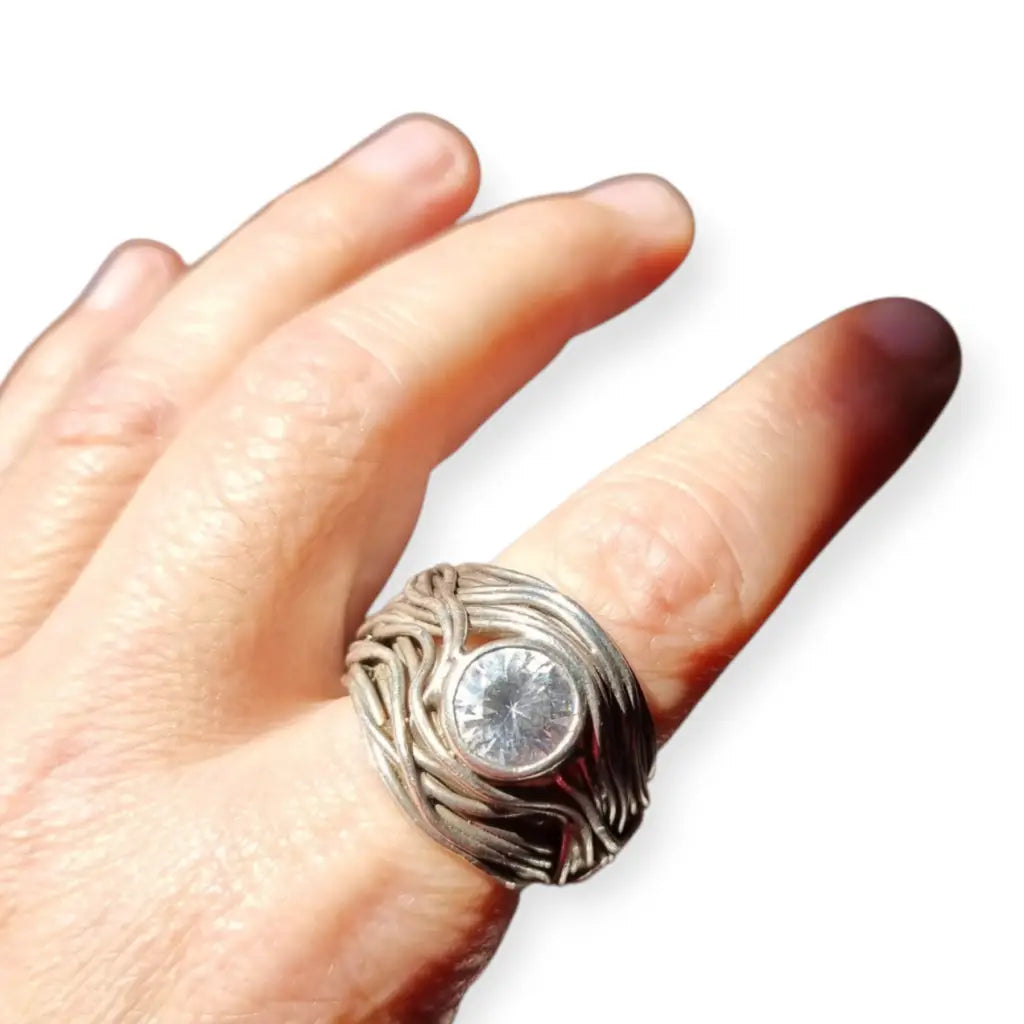 Anillo escultural brutalista en plata con circonita 90s diseño orgánico