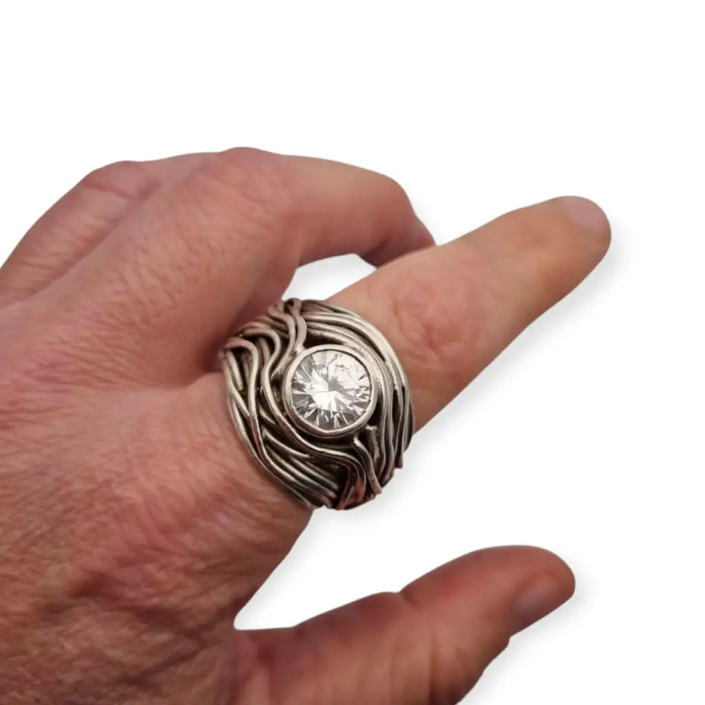 Anillo escultural brutalista en plata con circonita 90s diseño orgánico