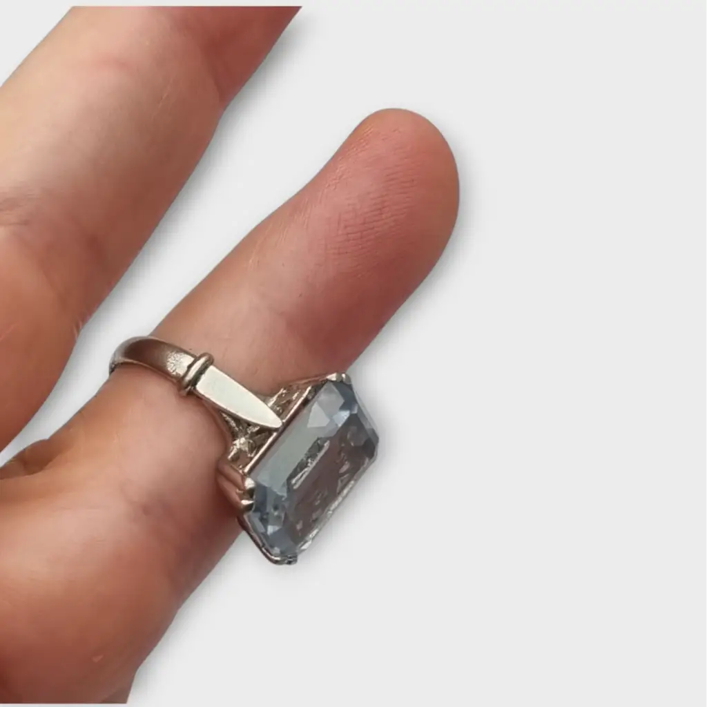 Anillo estilo Art Déco en metal plateado con gran piedra tipo aguamarina