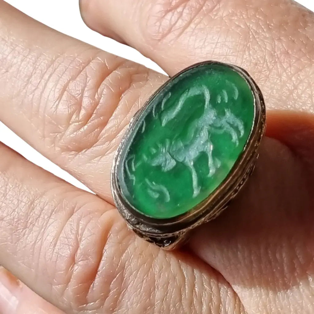 Anillo étnico antiguo en plata con piedra de ágata verde grabada animal