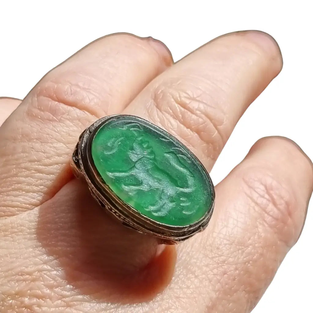 Anillo étnico antiguo en plata con piedra de ágata verde grabada animal