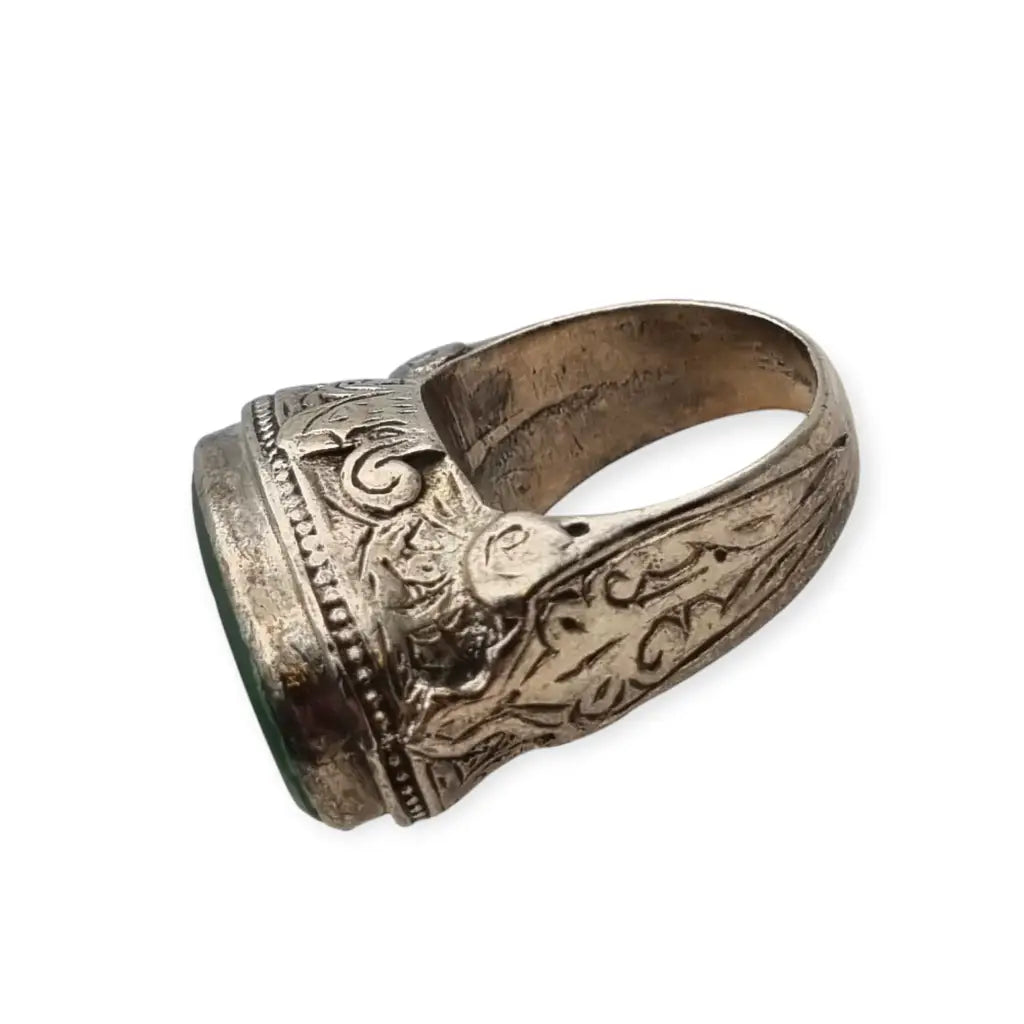 Anillo étnico antiguo en plata con piedra de ágata verde grabada animal