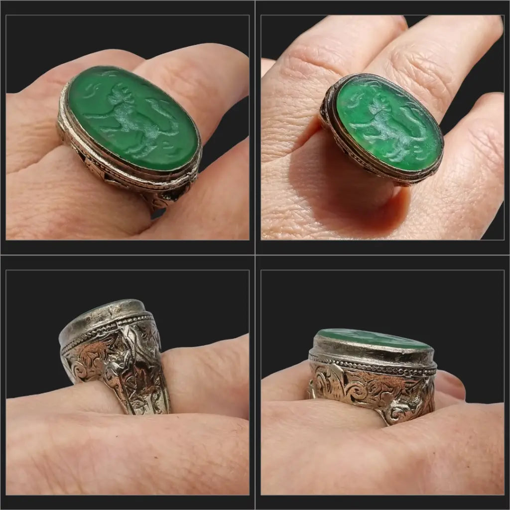 Anillo étnico antiguo en plata con piedra de ágata verde grabada animal