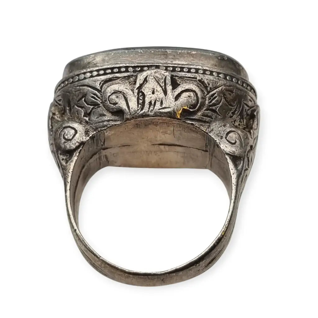 Anillo étnico antiguo en plata con piedra de ágata verde grabada animal