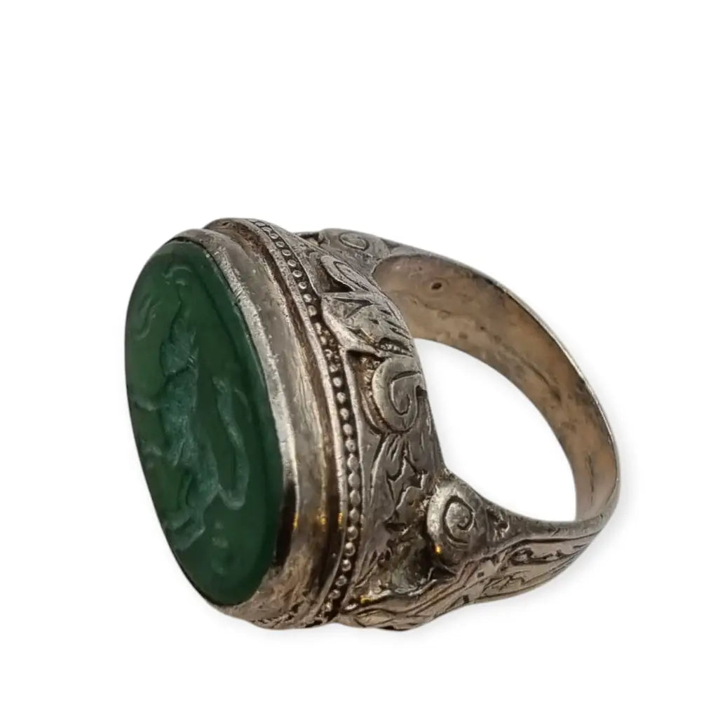 Anillo étnico antiguo en plata con piedra de ágata verde grabada animal