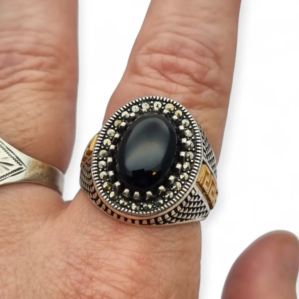 Anillo de hombre vintage en plata 925 con ónix negro cabujón y detalles greca