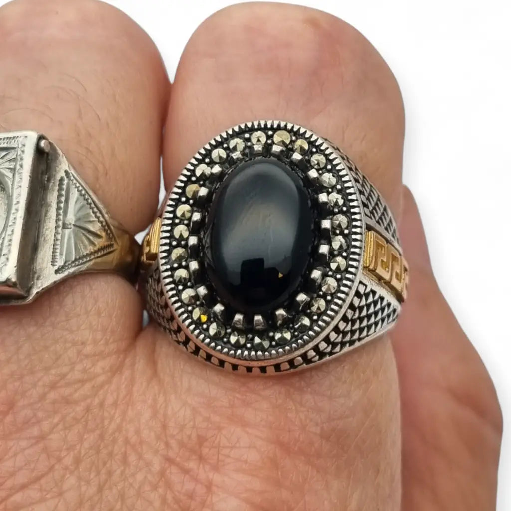 Anillo de hombre vintage en plata 925 con ónix negro cabujón y detalles greca