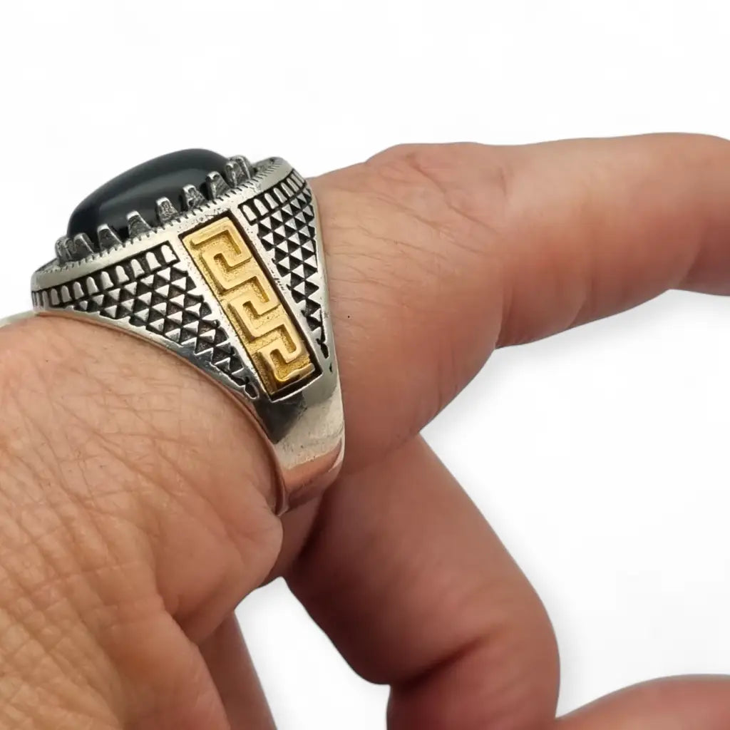 Anillo de hombre vintage en plata 925 con ónix negro cabujón y detalles greca