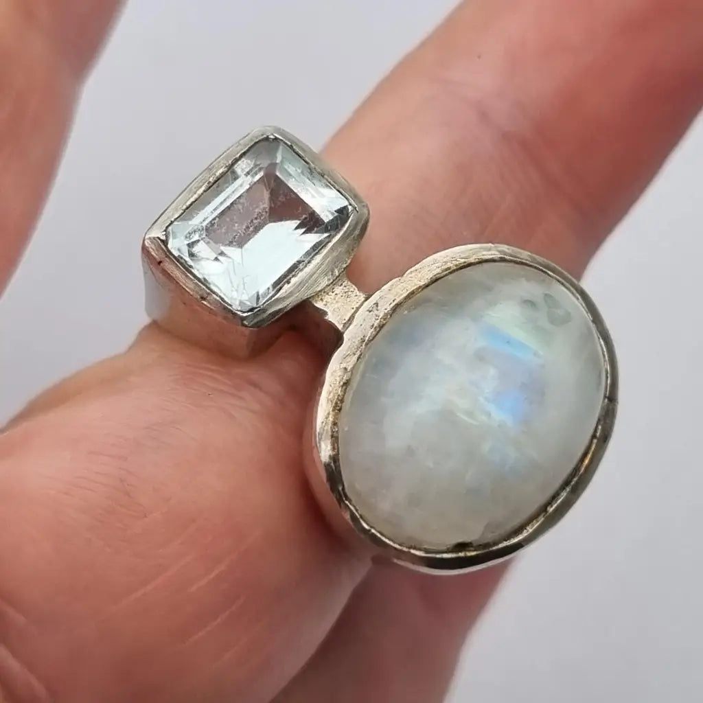 Anillo de plata con piedra lunar ovalada y topacio azul cuadrado diseño boho