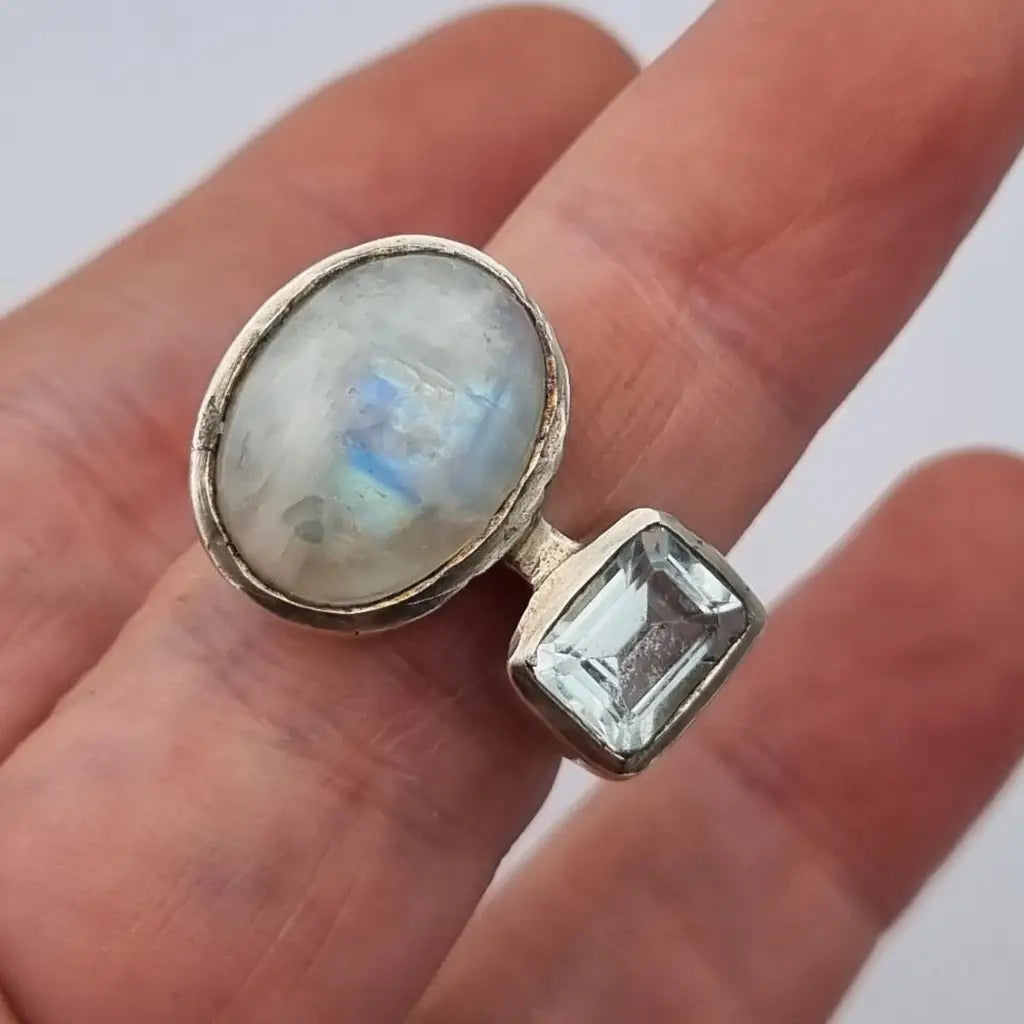Anillo de plata con piedra lunar ovalada y topacio azul cuadrado diseño boho
