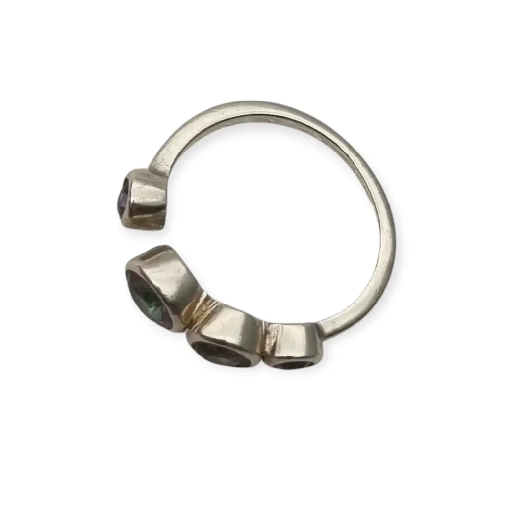 Anillo de plata vintage con topacios místicos en corte circular circa 1990.