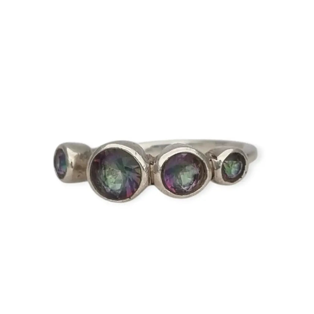 Anillo de plata vintage con topacios místicos en corte circular circa 1990.