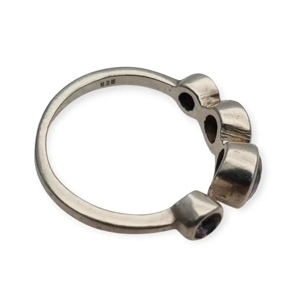 Anillo de plata vintage con topacios místicos en corte circular circa 1990.