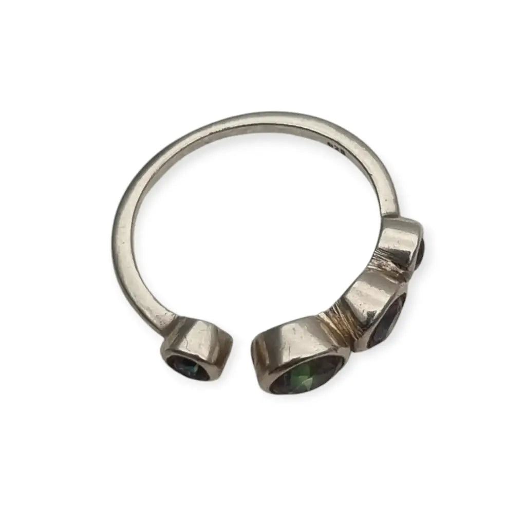 Anillo de plata vintage con topacios místicos en corte circular circa 1990.