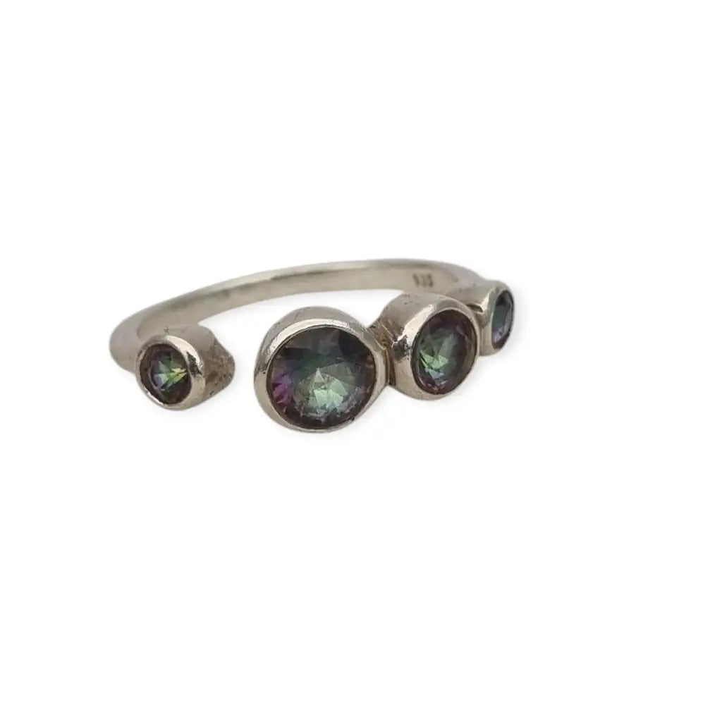 Anillo de plata vintage con topacios místicos en corte circular circa 1990.