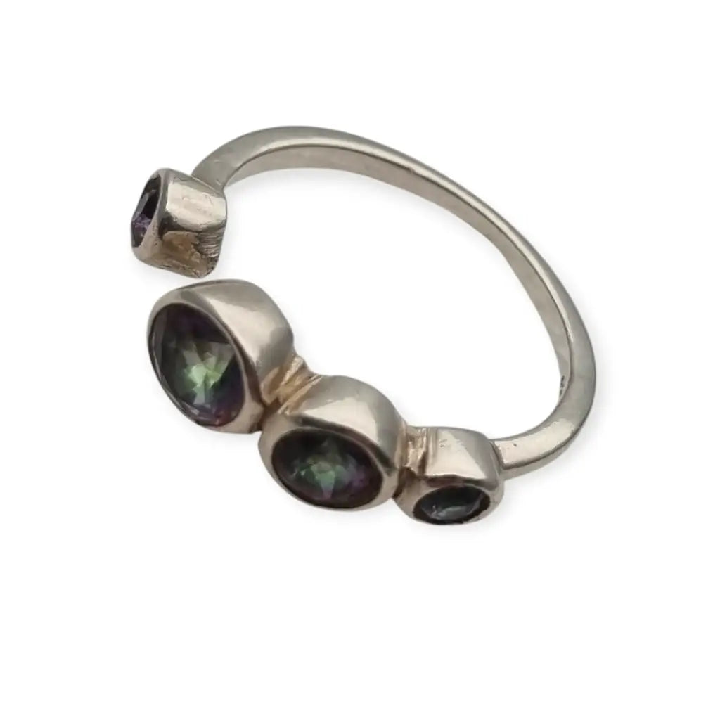 Anillo de plata vintage con topacios místicos en corte circular circa 1990.