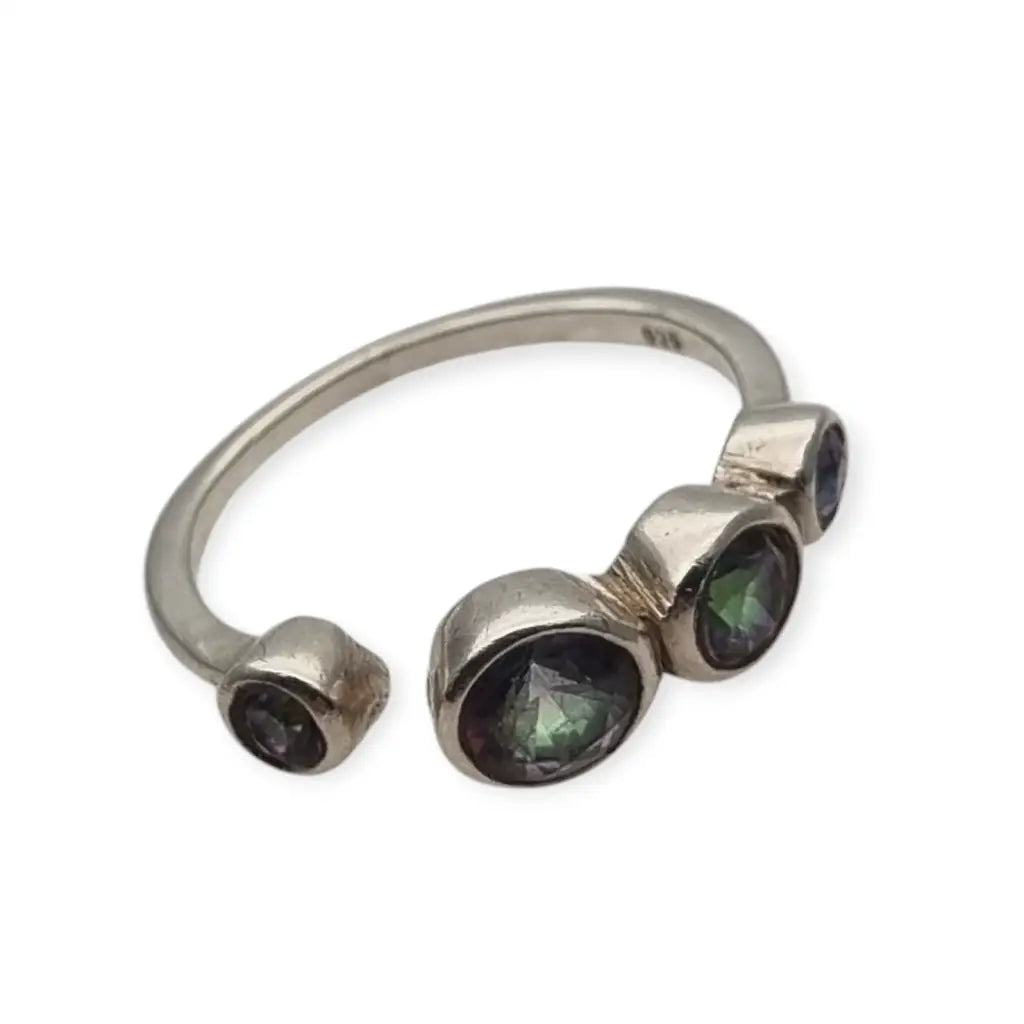 Anillo de plata vintage con topacios místicos en corte circular circa 1990.