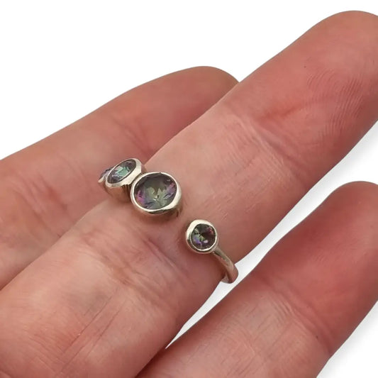 Anillo de plata vintage con topacios místicos en corte circular circa 1990.