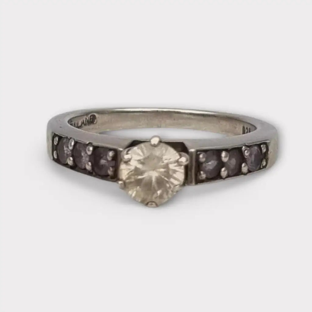 Anillo solitario de plata ley 925 con una piedra central circonita