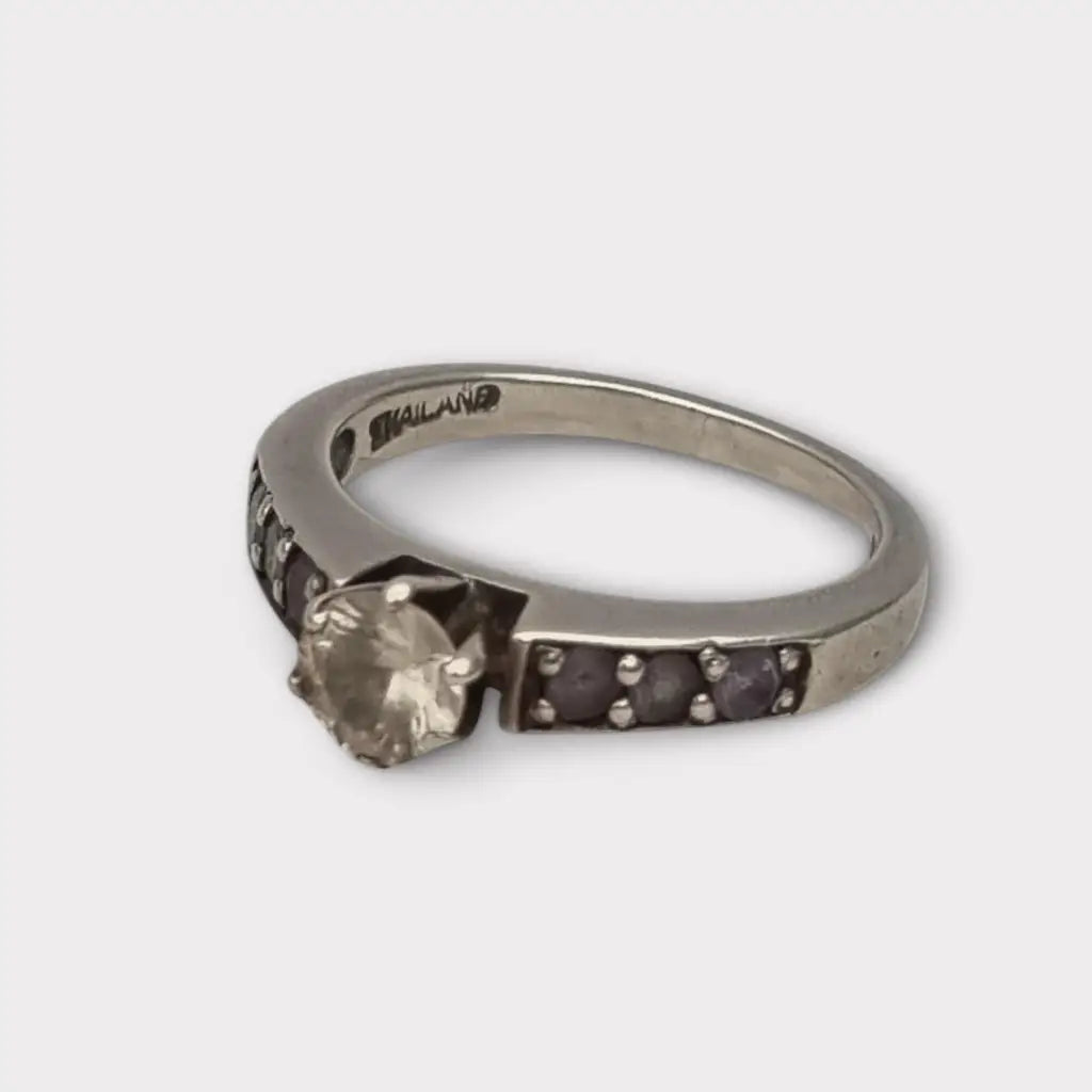 Anillo solitario de plata ley 925 con una piedra central circonita