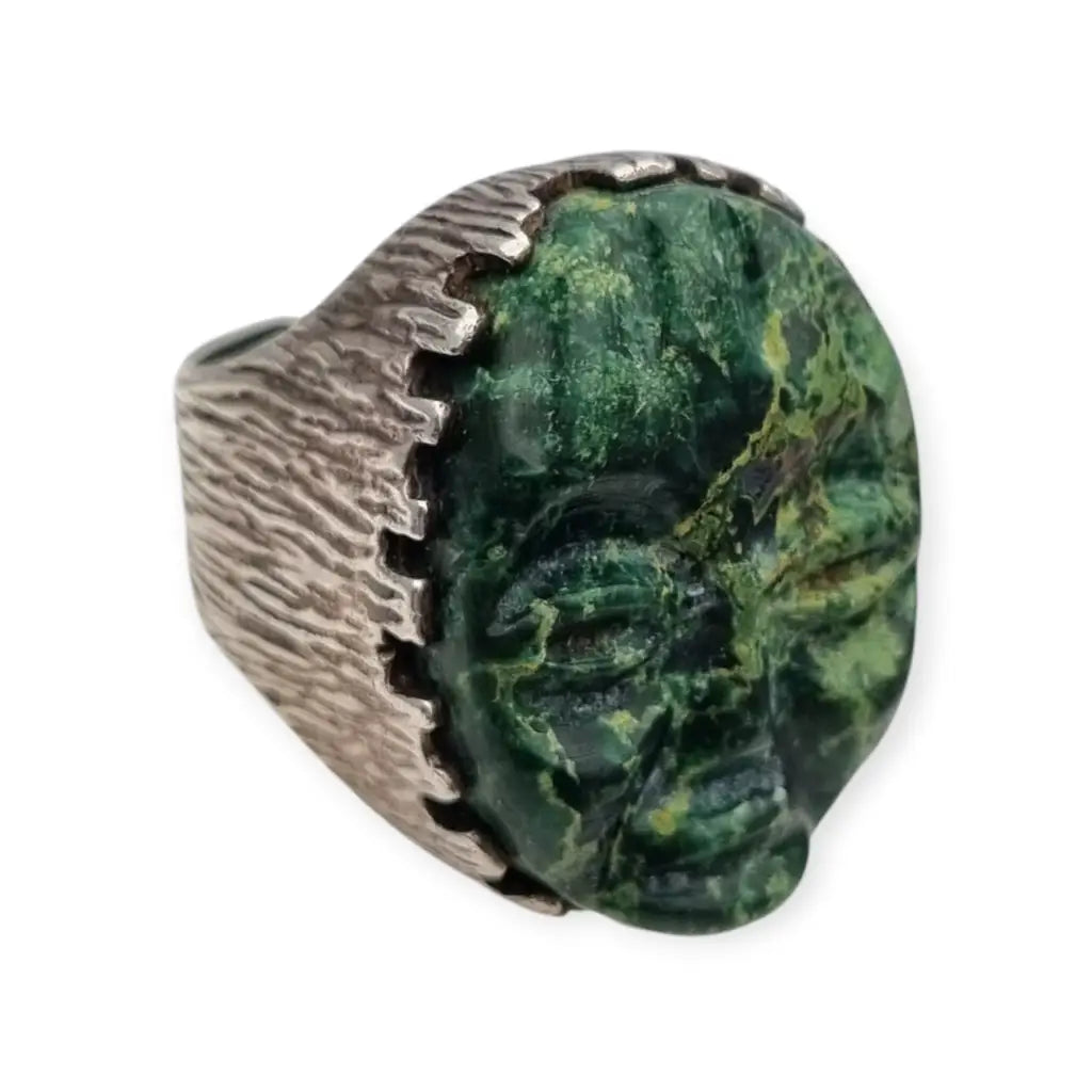 Anillo vintage inglés de plata con una máscara olmeca tallada en piedra verde