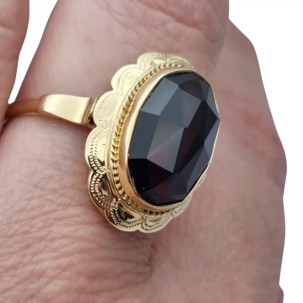 Anillo de granate rojo y oro. oro 14 kt granates. Circa 1950