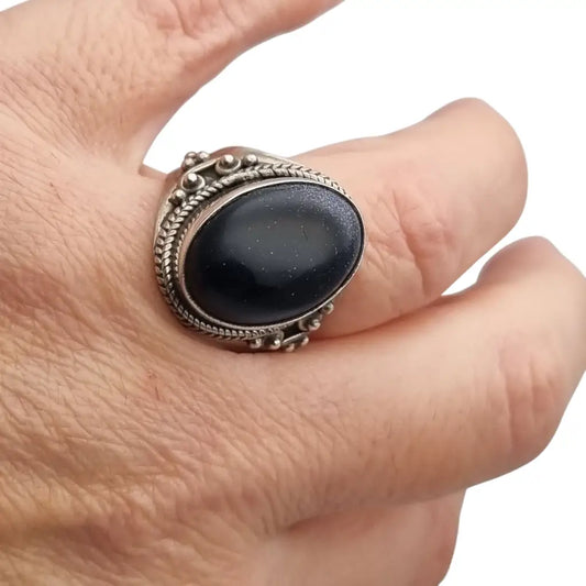 Anillo vintage de plata 925 con cabujón azul noche y decoración boho artesanal