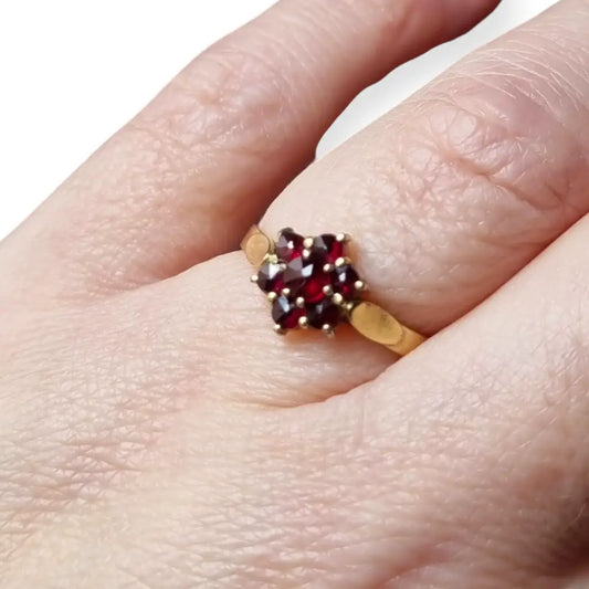 Anillo vintage en plata bañada oro con granates diseño rosetón años 60.
