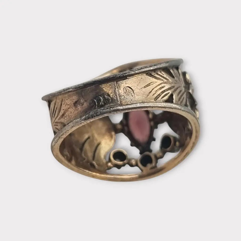 Anillo vintage en plata bañada oro con piedra lila estilo victoriano circa