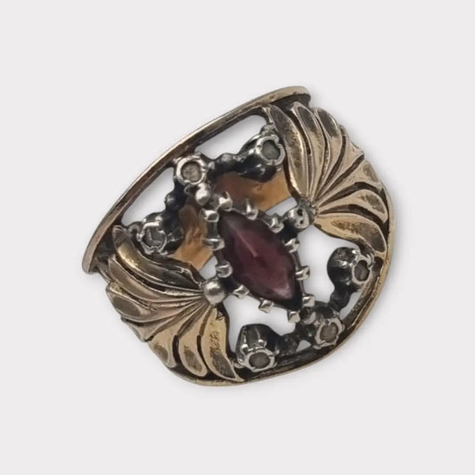Anillo vintage en plata bañada oro con piedra lila estilo victoriano circa