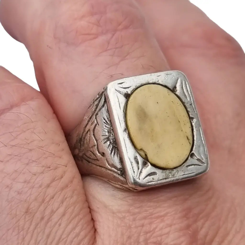 Anillo art déco vintage de plata con piedra blanca decorado flores.